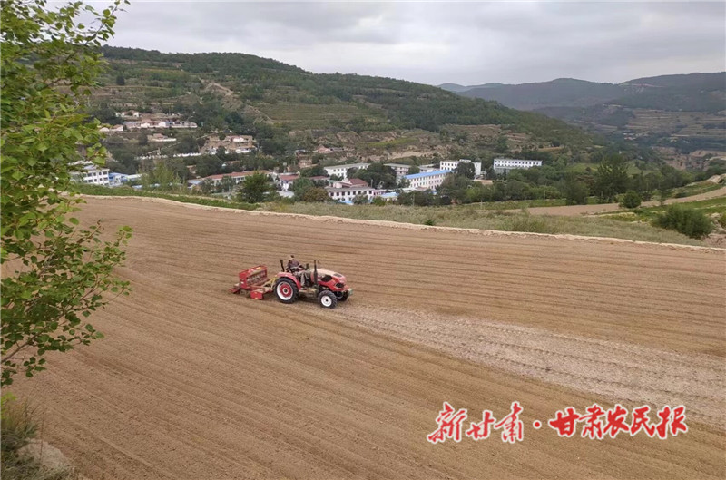 三合鄉(xiāng)群眾正在田間播種冬小麥_proc.jpg