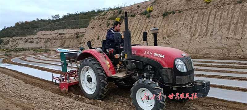 界石鋪鎮(zhèn)群眾正在覆膜.jpg