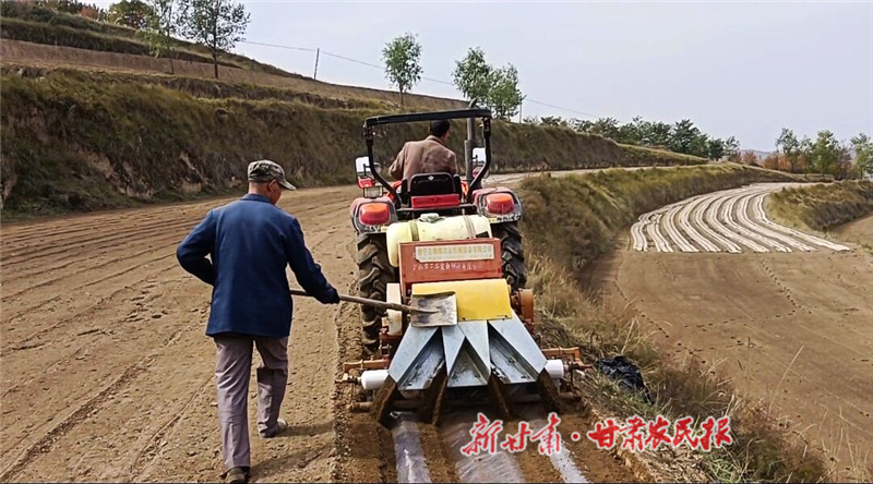 農(nóng)民鋪膜忙.jpg