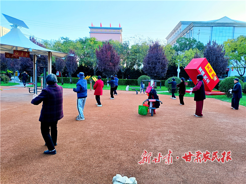 10月17日清晨，市民在汭鞫廣場南側(cè)口袋公園鍛煉身體.jpg