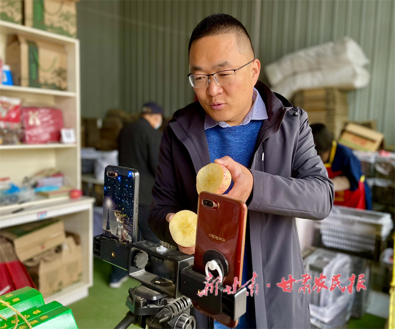 馬前亮線上銷(xiāo)售靜寧蘋(píng)果.jpg