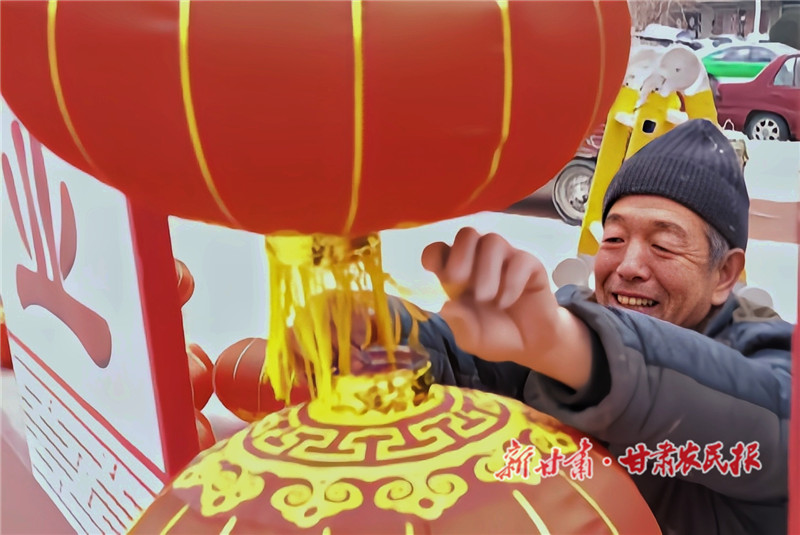 工人正在加班加點(diǎn)掛燈籠.jpg