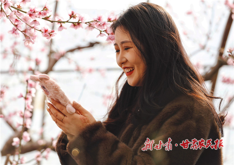 慕名而來的游客拍照曬圈.jpg