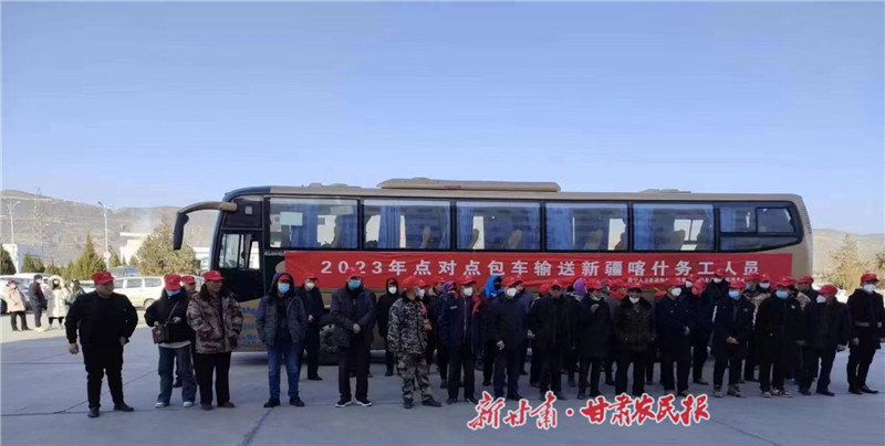 準(zhǔn)備出發(fā)的務(wù)工人員.jpg
