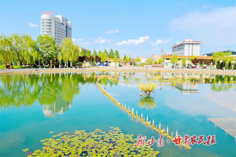 美麗如畫的華亭市蓮花湖公園  華亭市委宣傳部 供圖.jpg