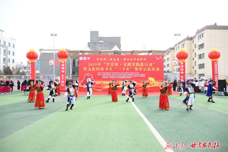 瓜州縣組織開展“學雷鋒”暨文化科技衛(wèi)生“三下鄉(xiāng)”集中宣傳活動.jpg