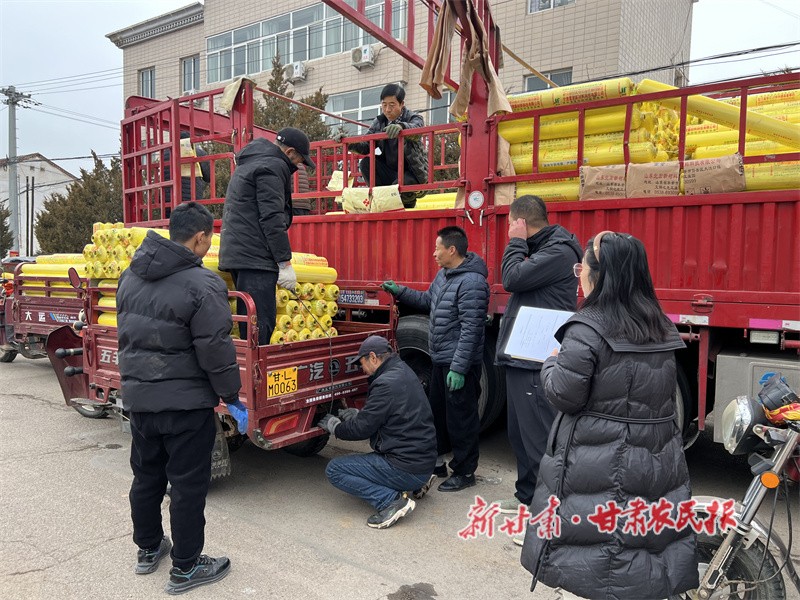 華亭市上關(guān)鎮(zhèn)正在發(fā)放地膜1.jpg