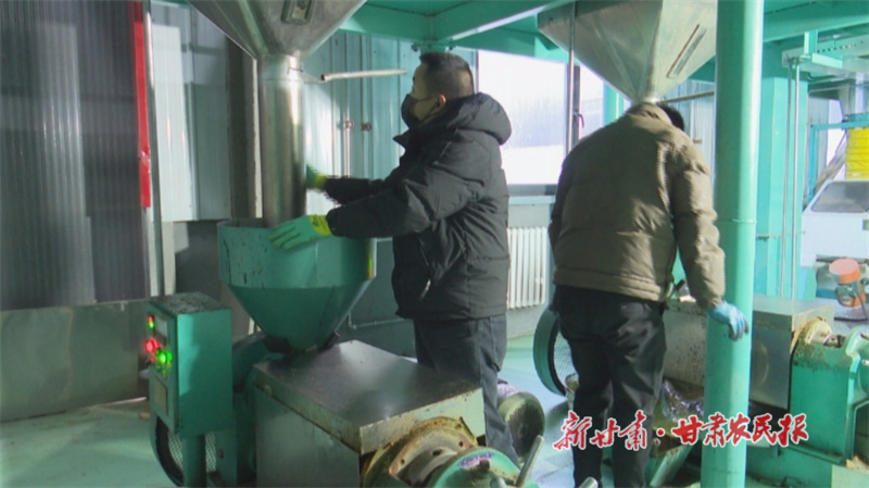 華亭市產(chǎn)投集團(tuán)工人正在忙碌生產(chǎn).jpg