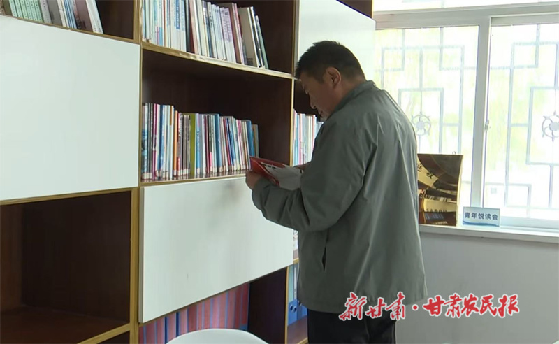 書架前看書.jpg