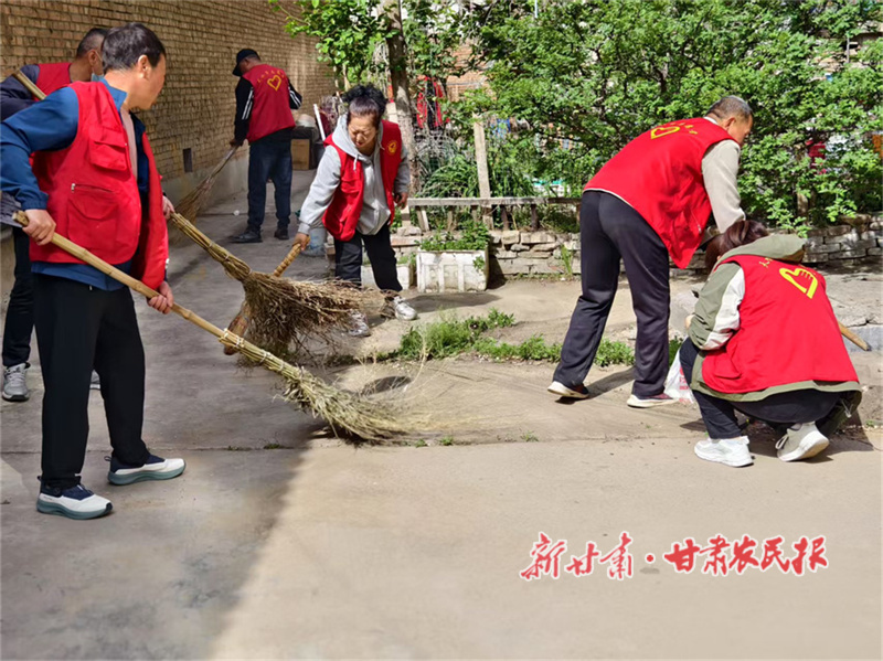 秦州志愿者者打掃衛(wèi)生.jpg