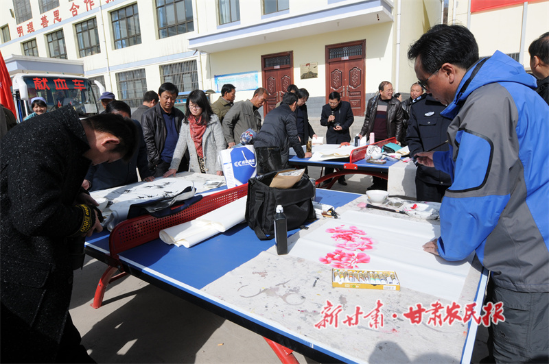 圖片七：2月29日，市委宣傳部組織的“文化三下鄉(xiāng)”啟動儀式在神峪鄉(xiāng)文化站舉行。文化館組織我縣鄭平生、朱國義、王毓峰等6名書畫家參加活動，為當(dāng)?shù)剞r(nóng)民群眾免費(fèi)創(chuàng)作贈送書畫e140a8dd.jpg