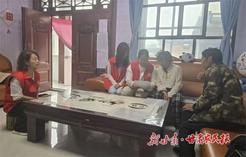 1755650415386531.jpg 志愿者們?nèi)霊粜麄饕骑L易俗政策.jpg