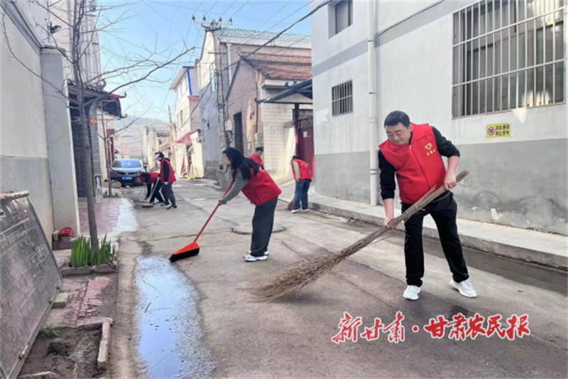 1757928545954441.png 志愿者正在開(kāi)展人居環(huán)境整治.png