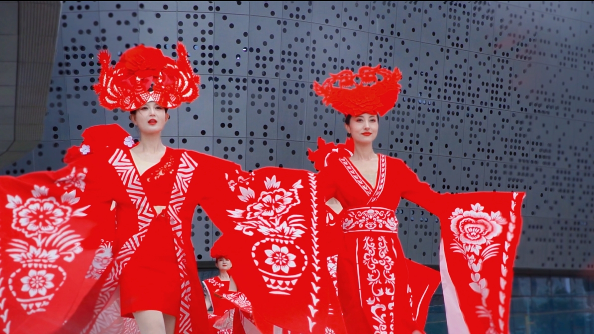 "剪云裳"剪紙服裝驚艷亮相慶陽(yáng)