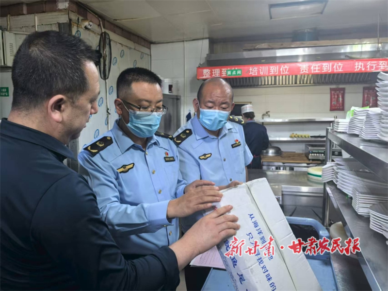 華亭市開展夜市市場秩序?qū)ｍ?xiàng)夜查行動