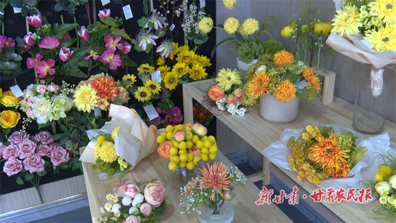 華亭有“花”別樣紅！——仿真花車間托起村民穩(wěn)穩(wěn)的幸福